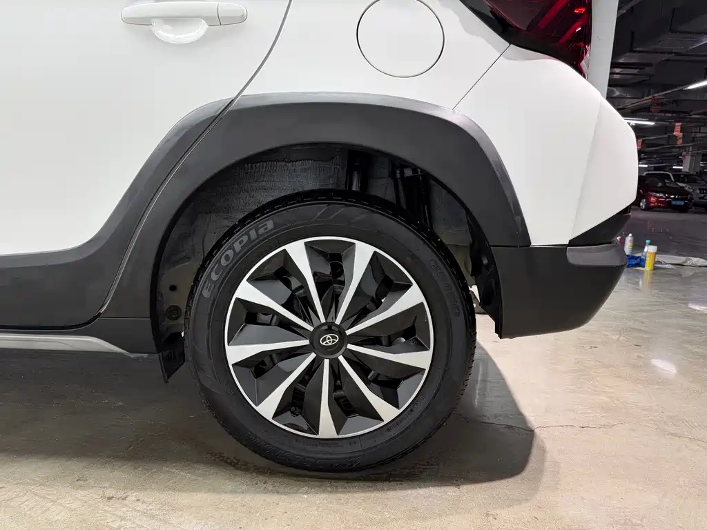 Toyota Yaris L — фото 30