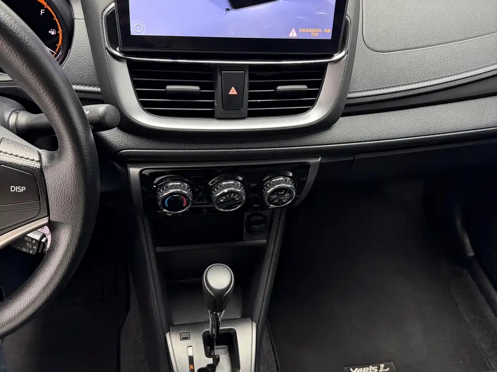 Toyota Yaris L — фото 7