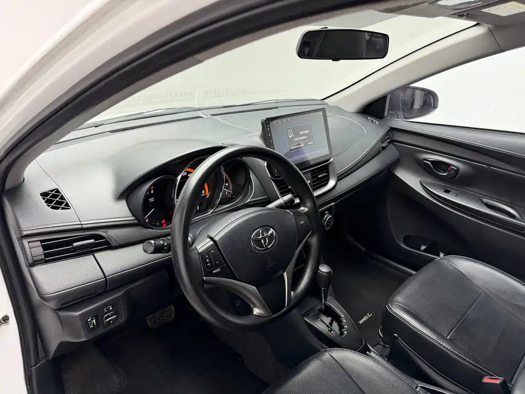 Toyota Yaris L — фото 8