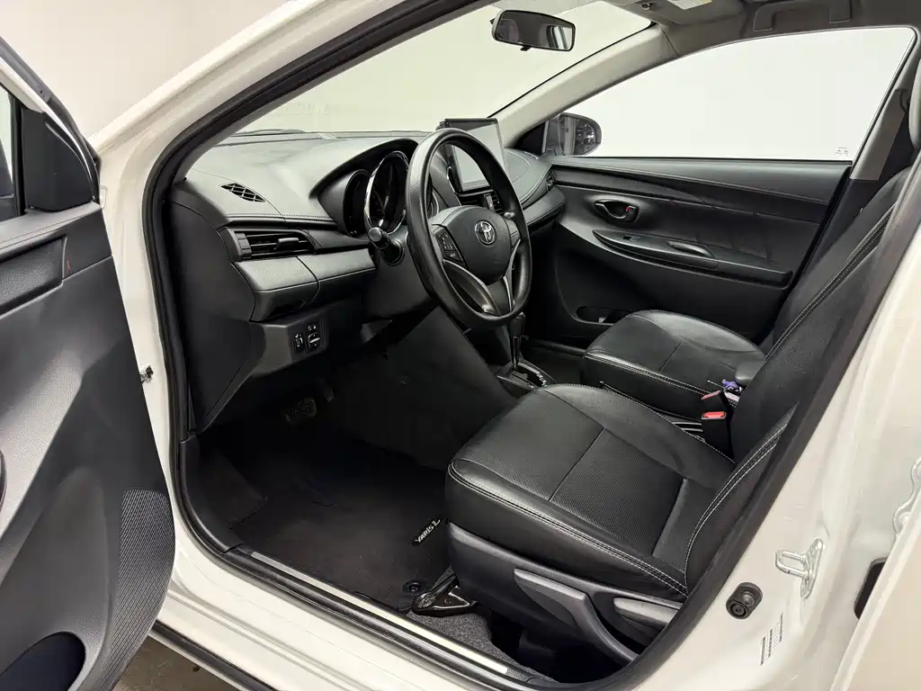 Toyota Yaris L — фото 10