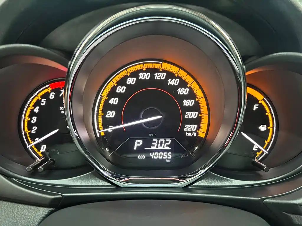 Toyota Yaris L — фото 13