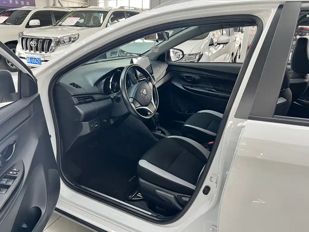 Toyota Yaris L — фото 4