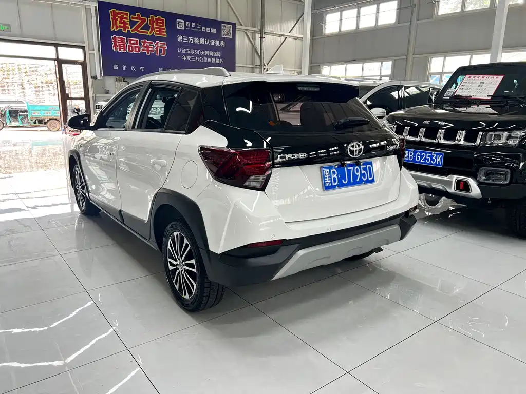 Toyota Yaris L — фото 7