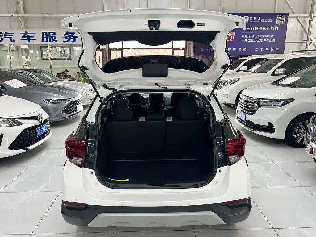 Toyota Yaris L — фото 10