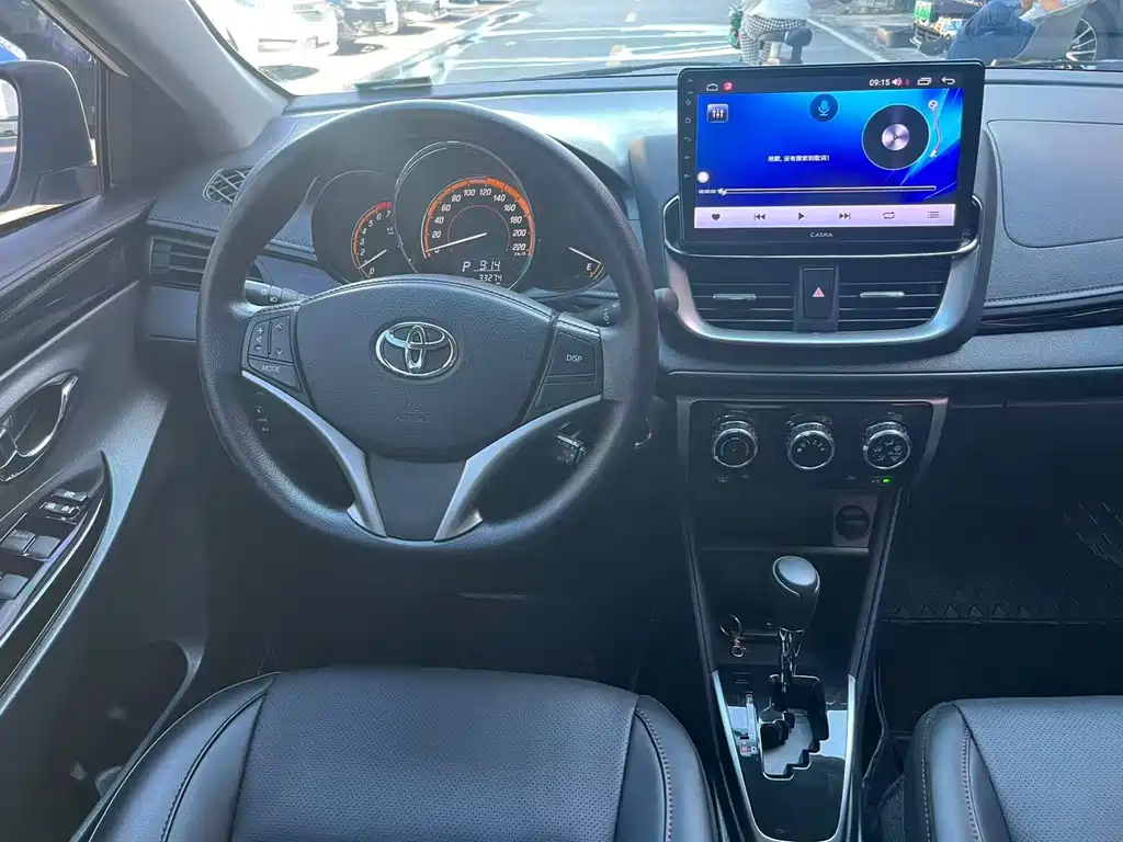 Toyota Yaris L — фото 11