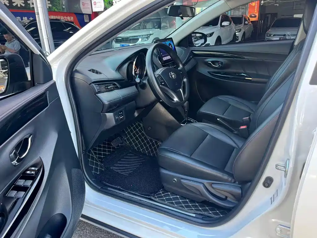 Toyota Yaris L — фото 7