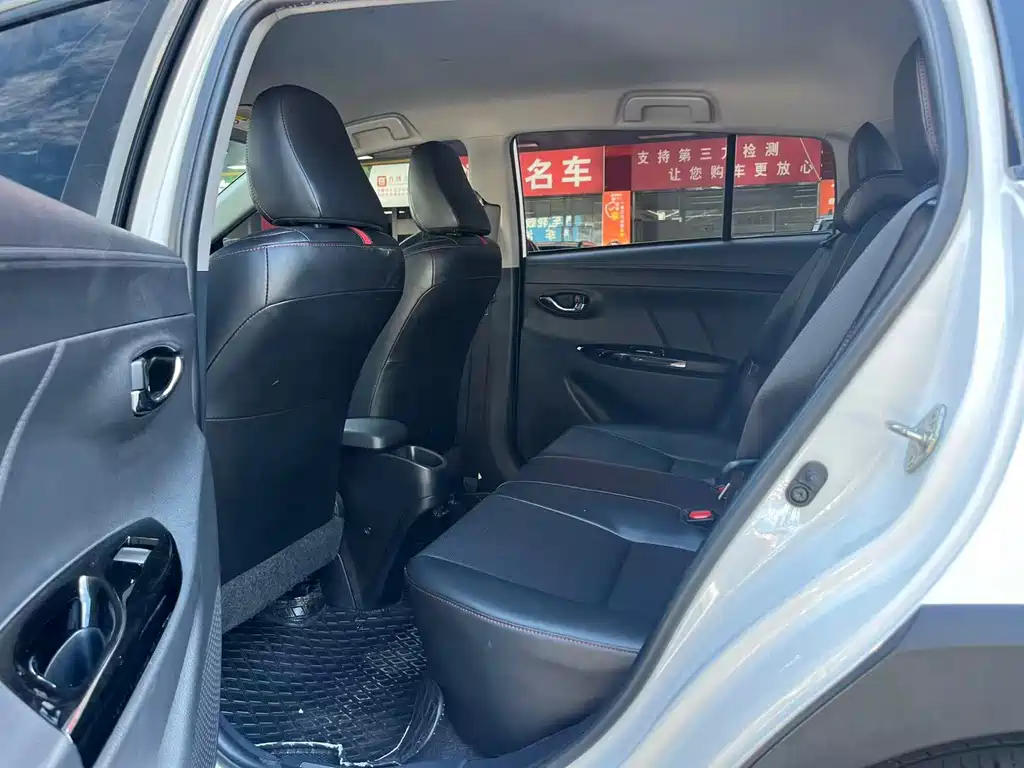 Toyota Yaris L — фото 8