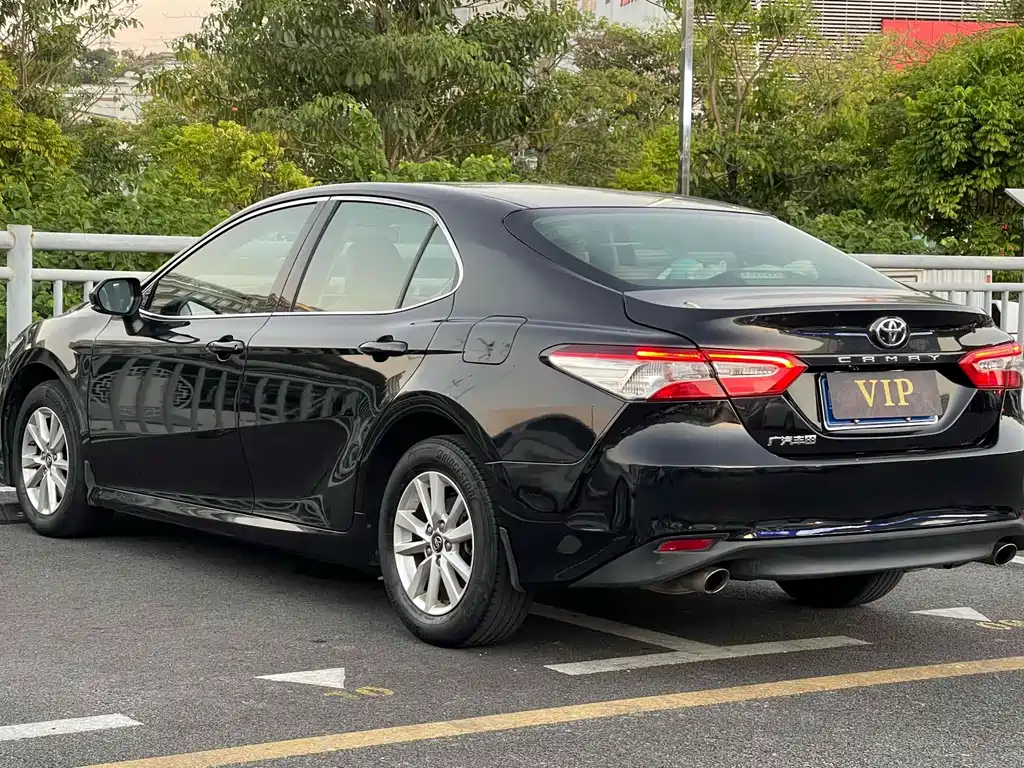 Toyota Camry — фото 4