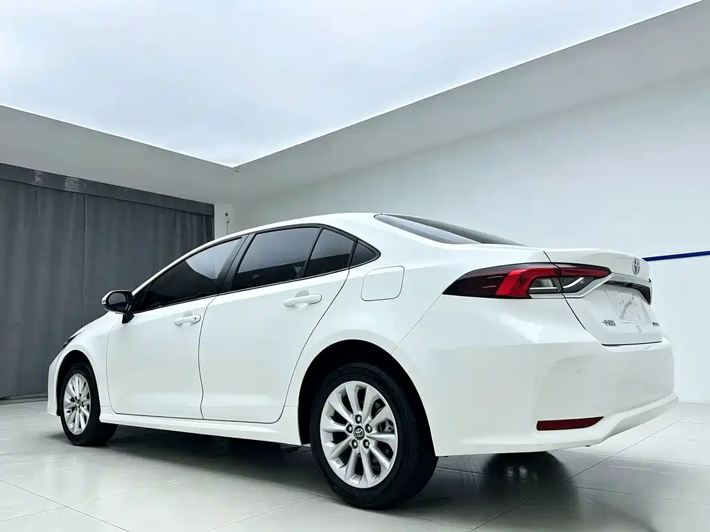 Toyota Corolla — фото 4