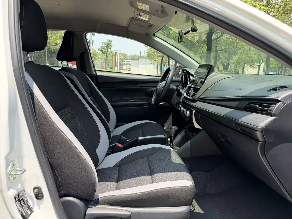 Toyota Yaris L — фото 11