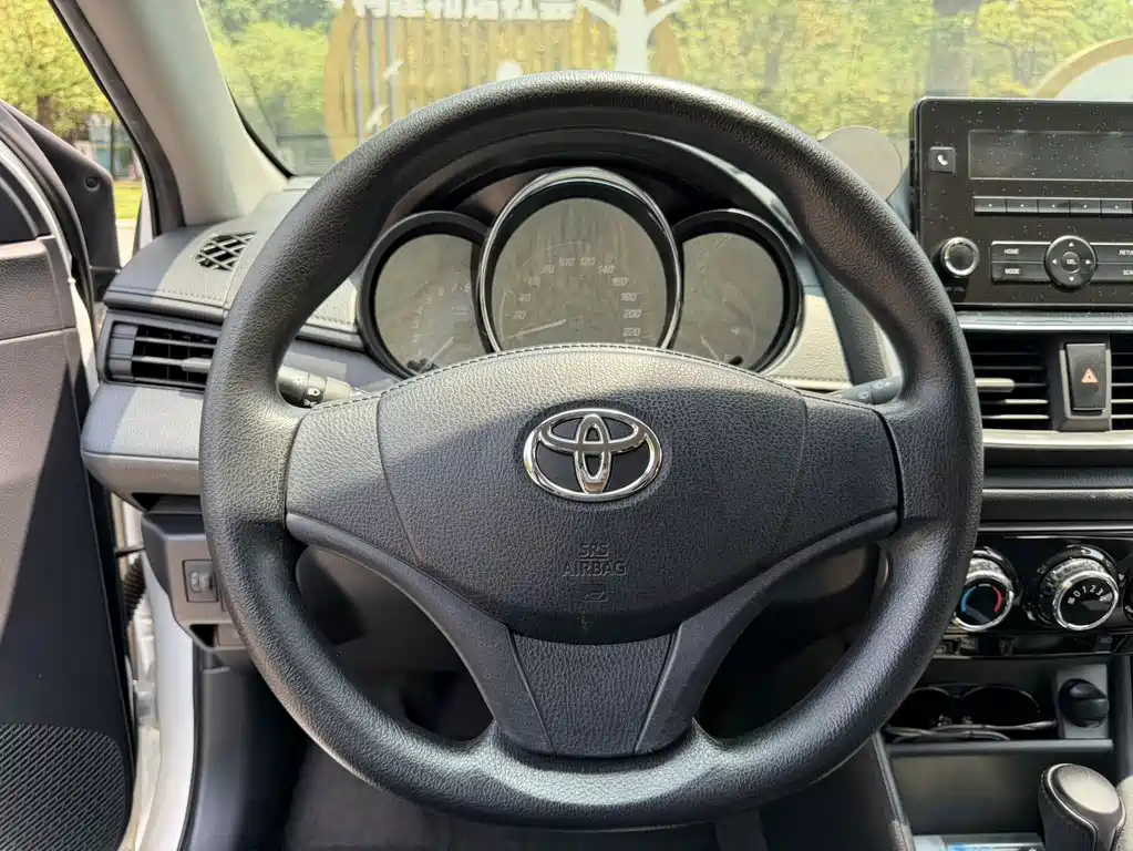 Toyota Yaris L — фото 13