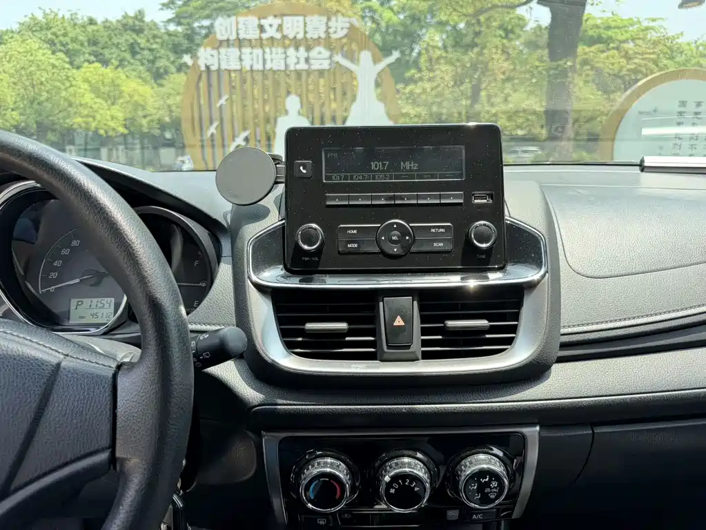 Toyota Yaris L — фото 14