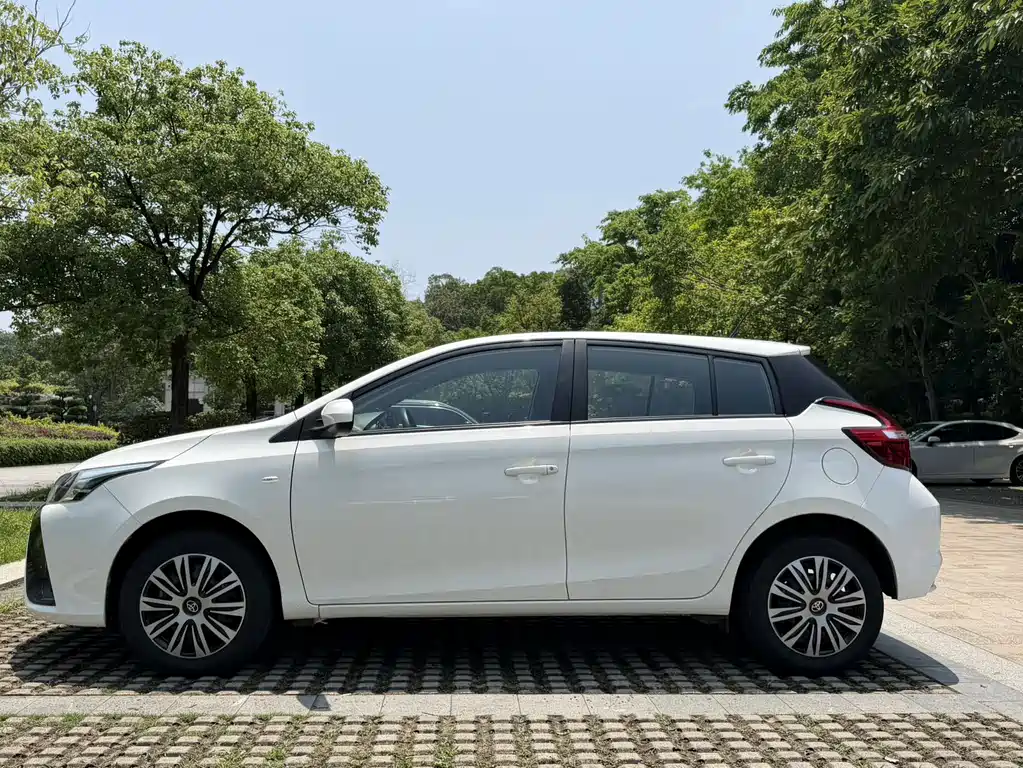 Toyota Yaris L — фото 4