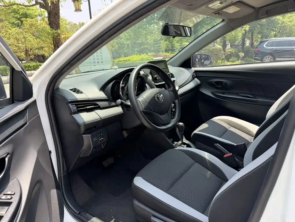 Toyota Yaris L — фото 8