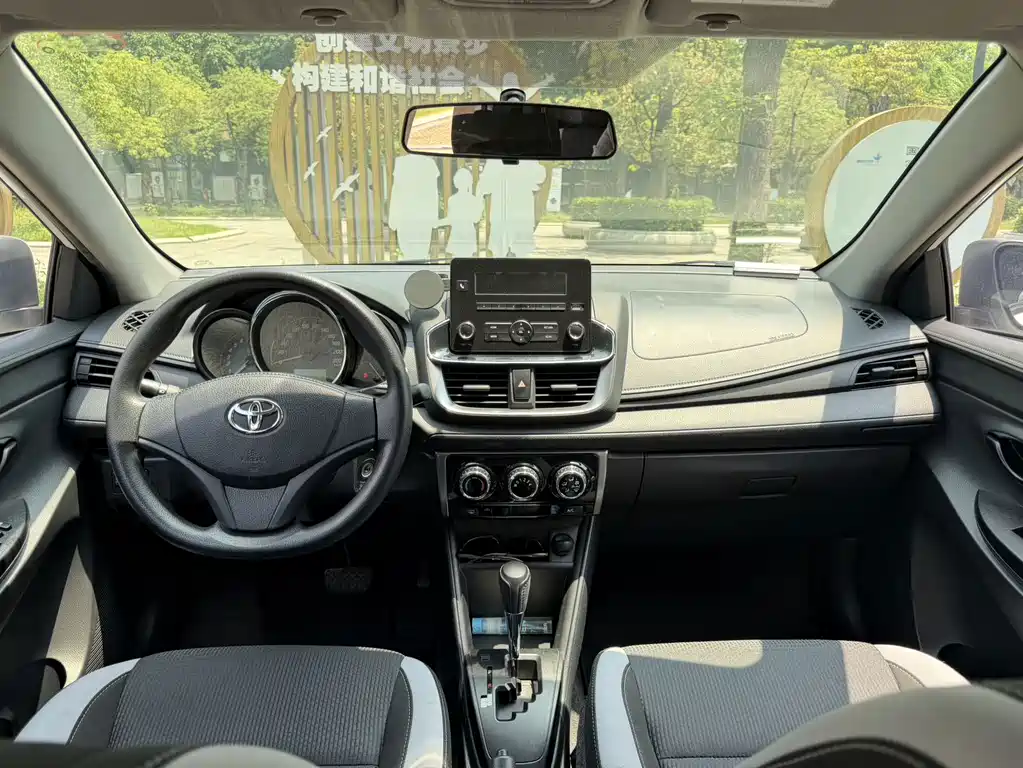 Toyota Yaris L — фото 10