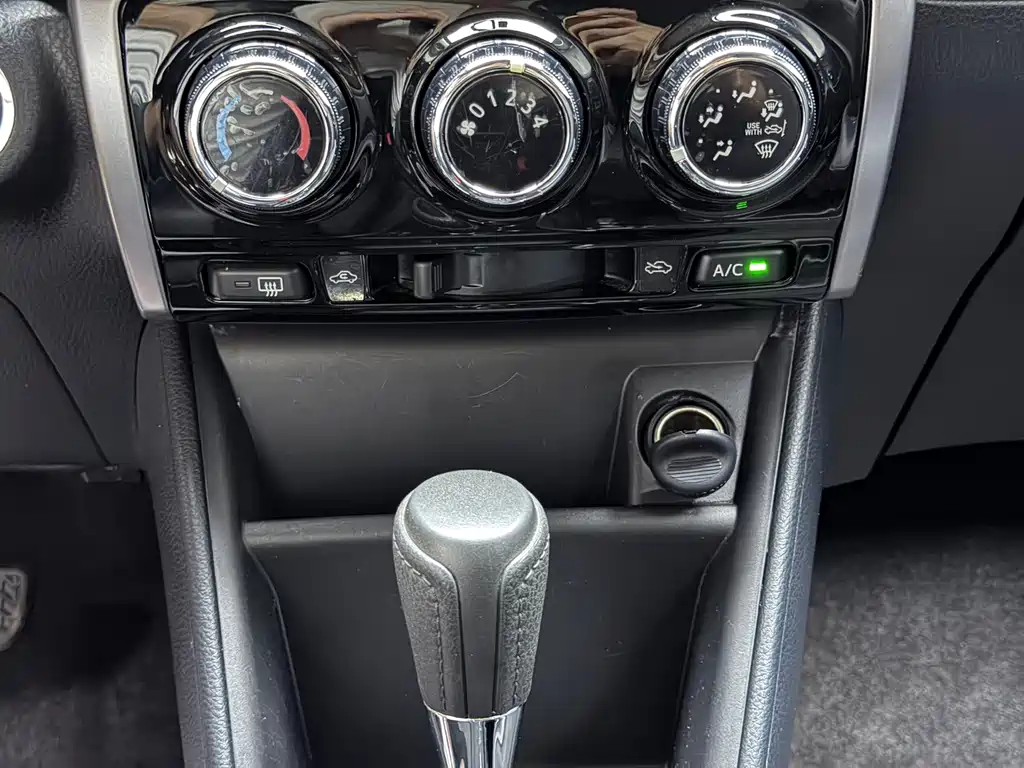 Toyota Yaris L — фото 14