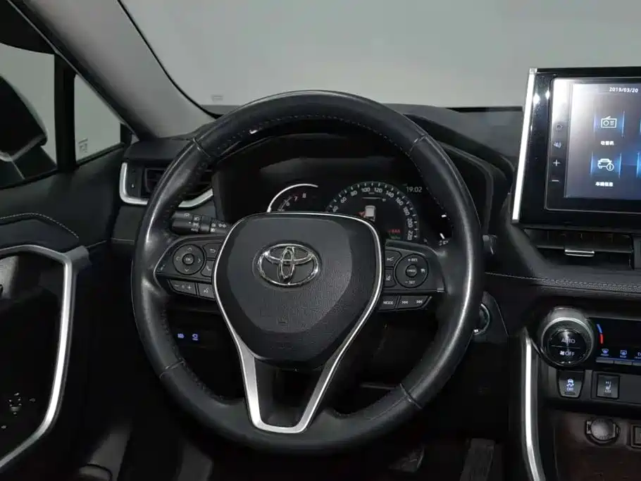 Toyota RAV4 — фото 13