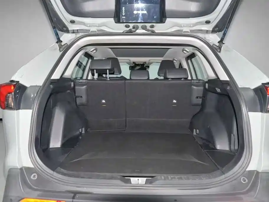 Toyota RAV4 — фото 18