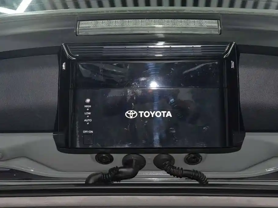 Toyota RAV4 — фото 19