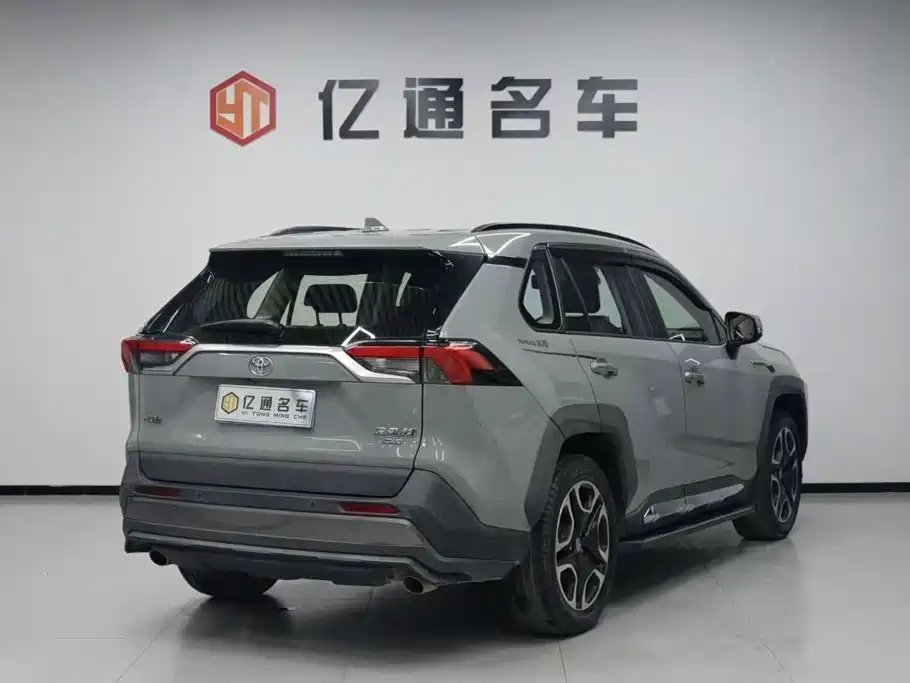 Toyota RAV4 — фото 22