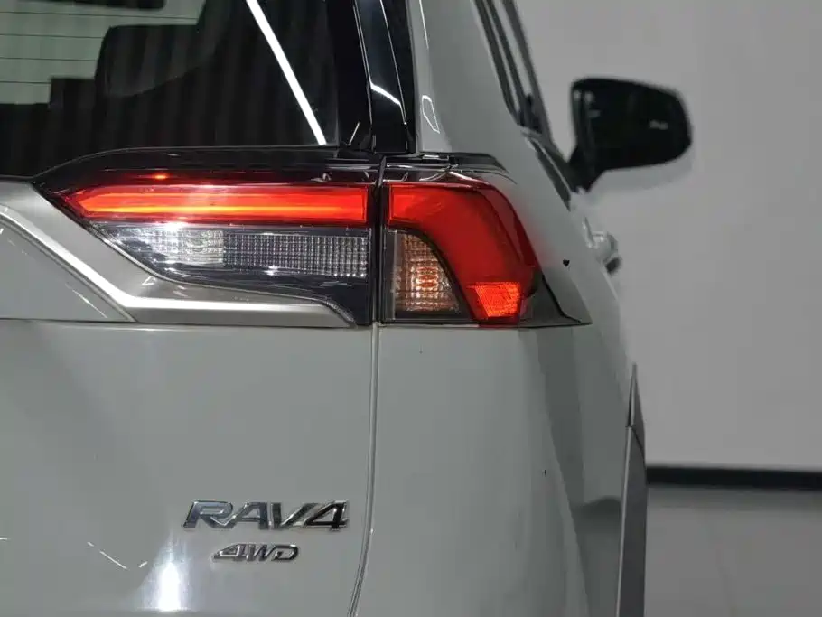 Toyota RAV4 — фото 24