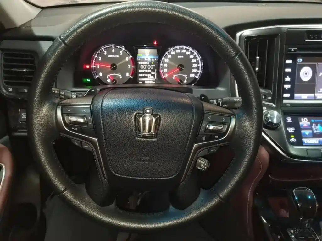 Toyota Crown — фото 11