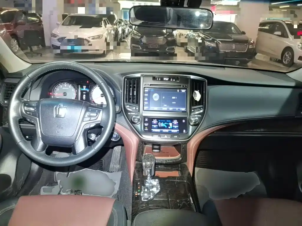 Toyota Crown — фото 10