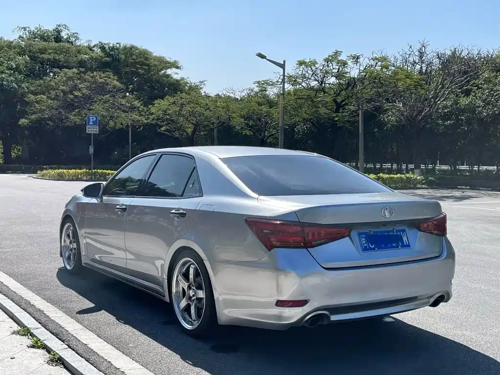 Toyota Crown — фото 9