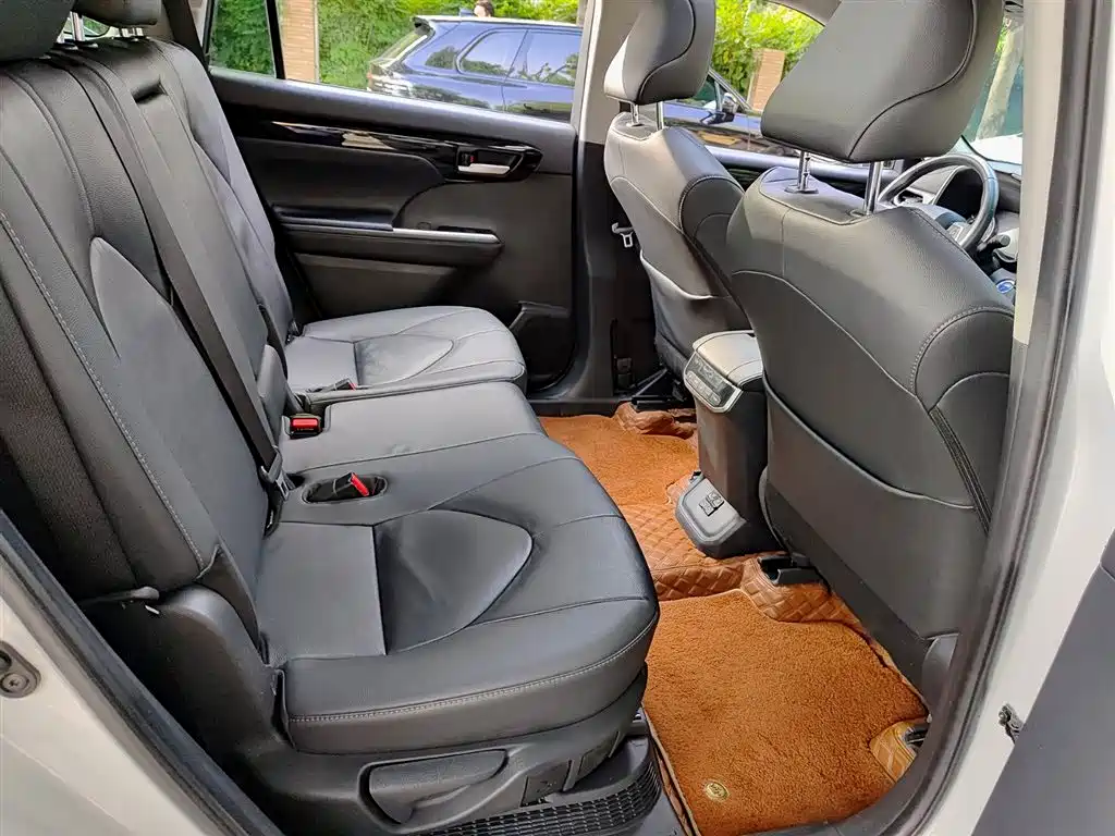 Toyota Highlander — фото 11