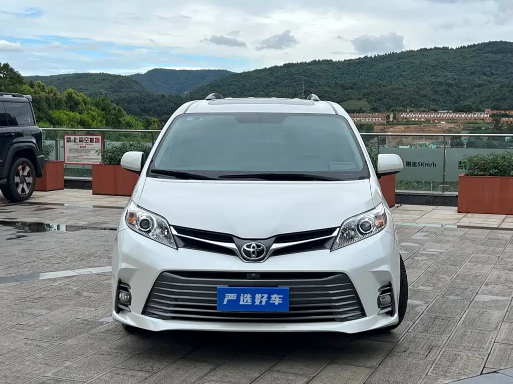 Toyota Sienna — фото 2