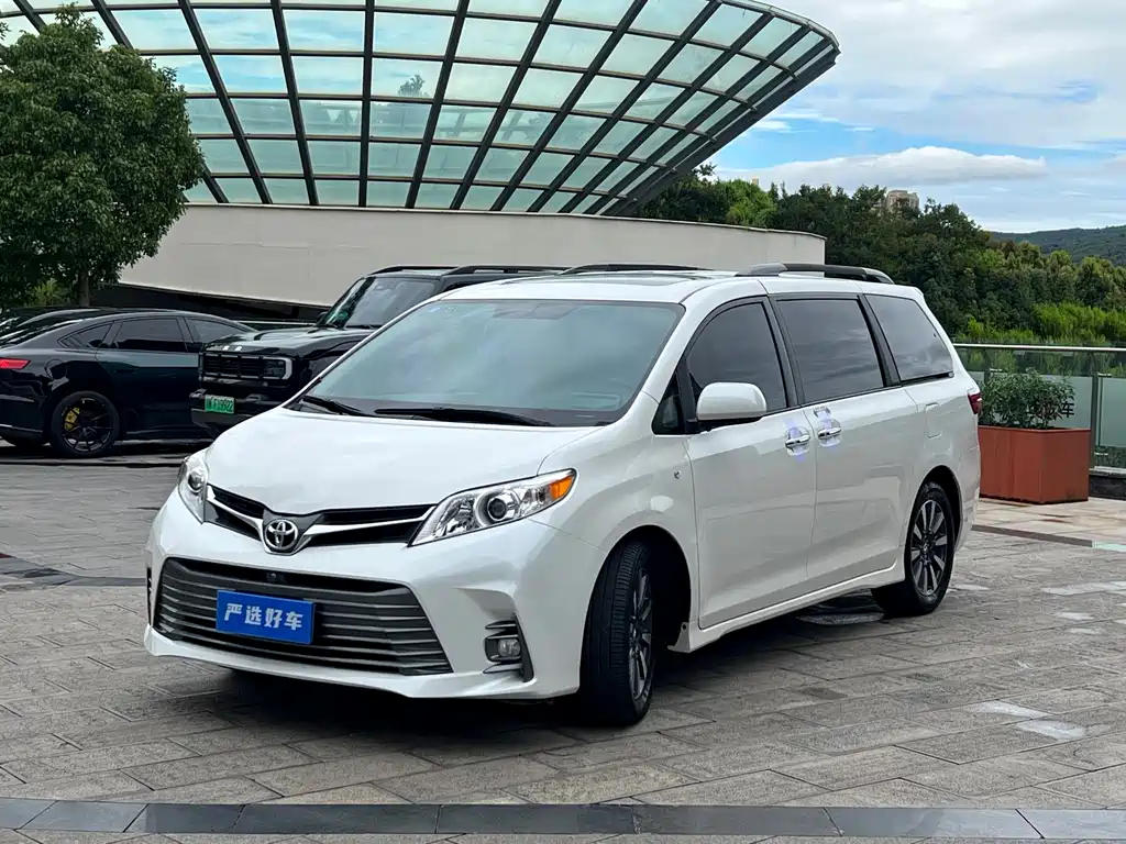 Toyota Sienna — фото 3