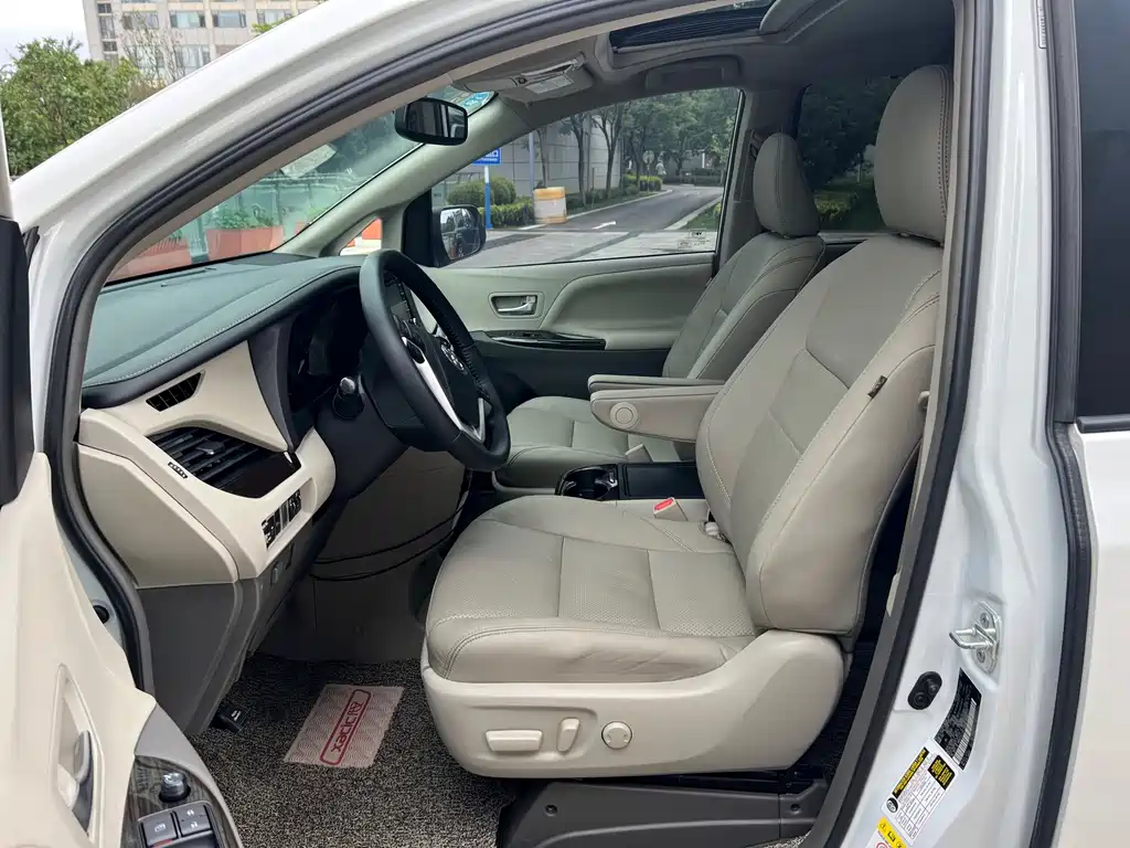 Toyota Sienna — фото 4
