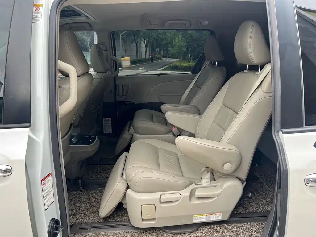 Toyota Sienna — фото 6