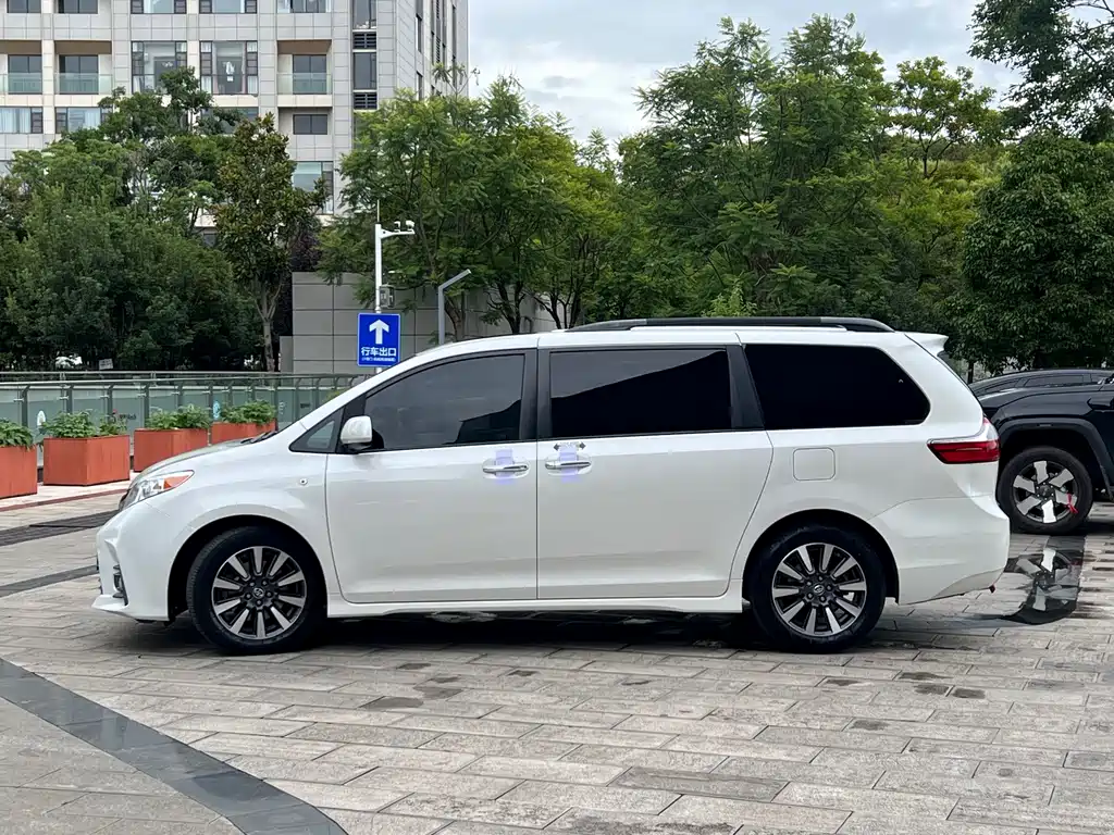 Toyota Sienna — фото 8