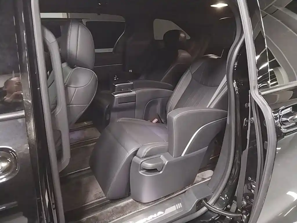 Toyota Sienna — фото 17