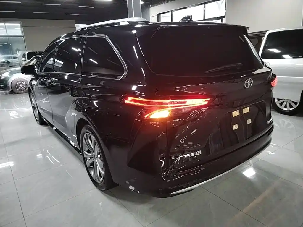 Toyota Sienna — фото 5