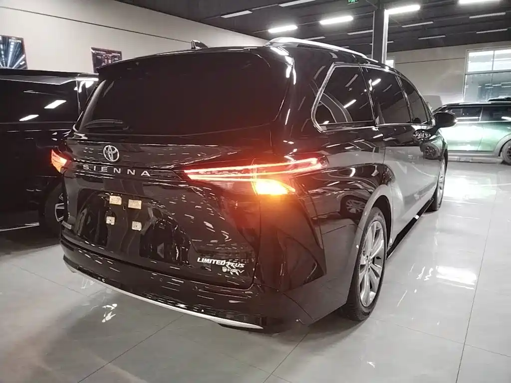Toyota Sienna — фото 7
