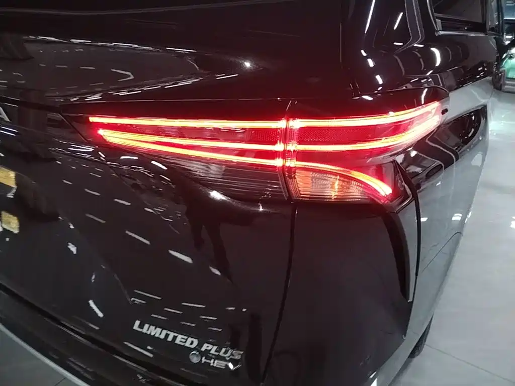 Toyota Sienna — фото 8