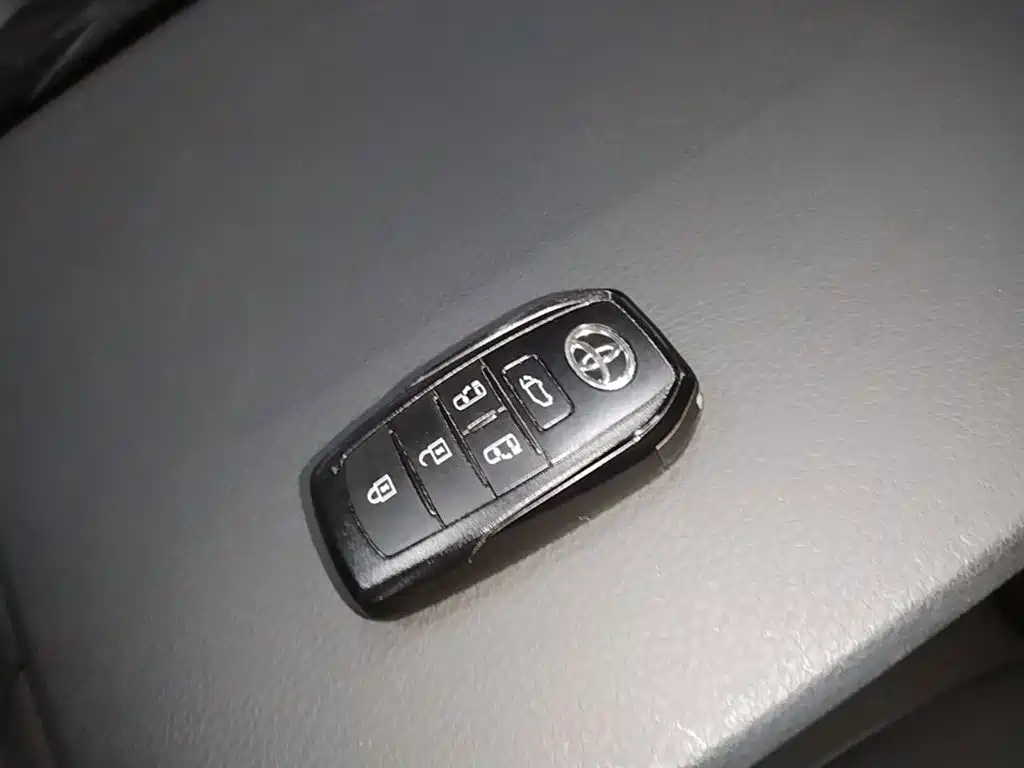 Toyota Sienna — фото 9