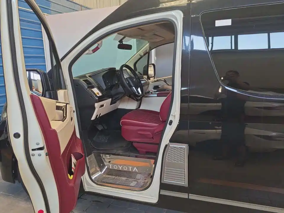 Toyota Hiace — фото 2