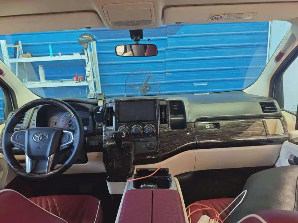 Toyota Hiace — фото 3