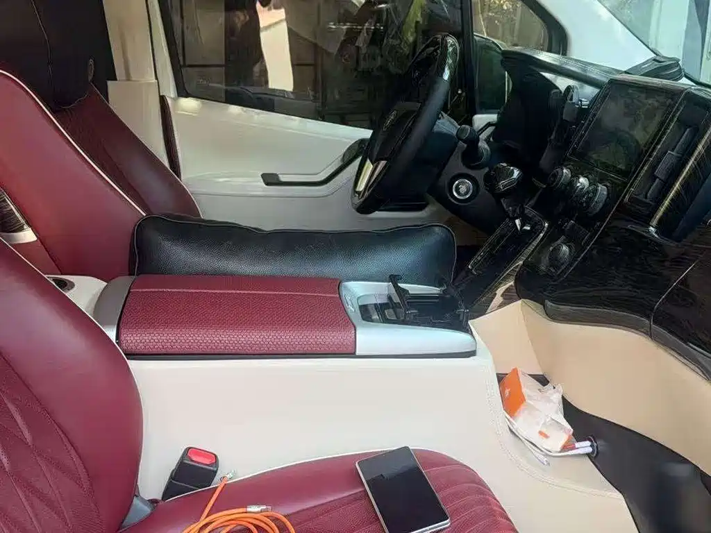 Toyota Hiace — фото 4