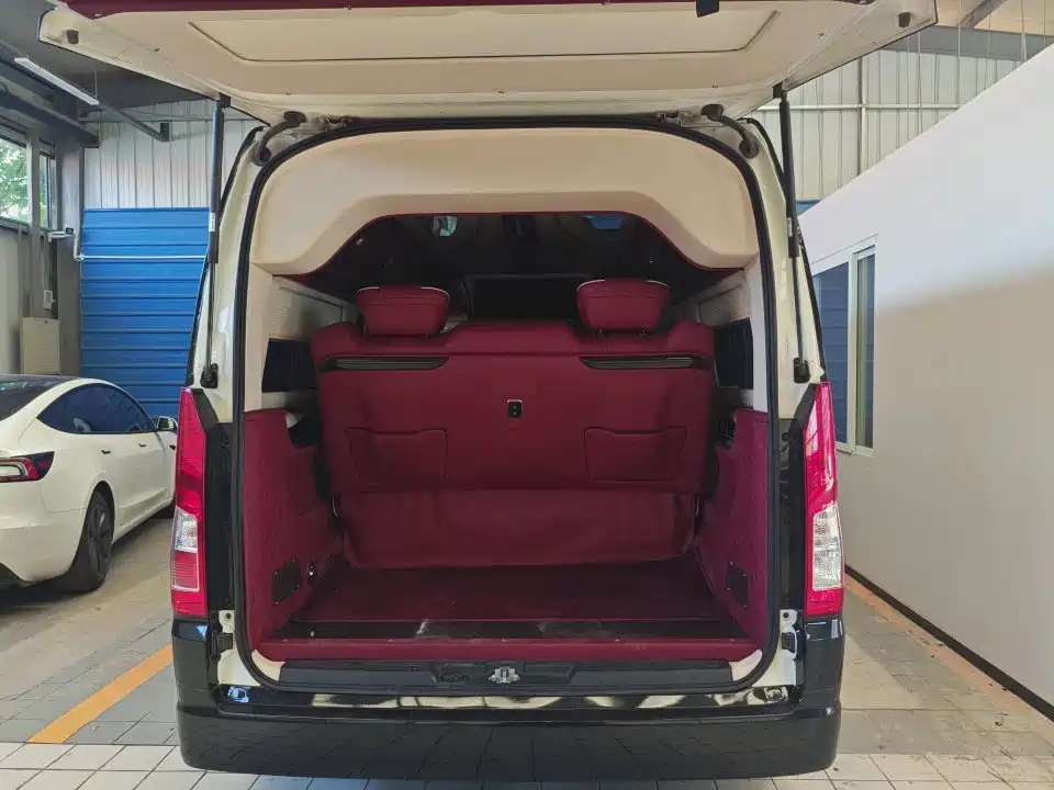 Toyota Hiace — фото 7