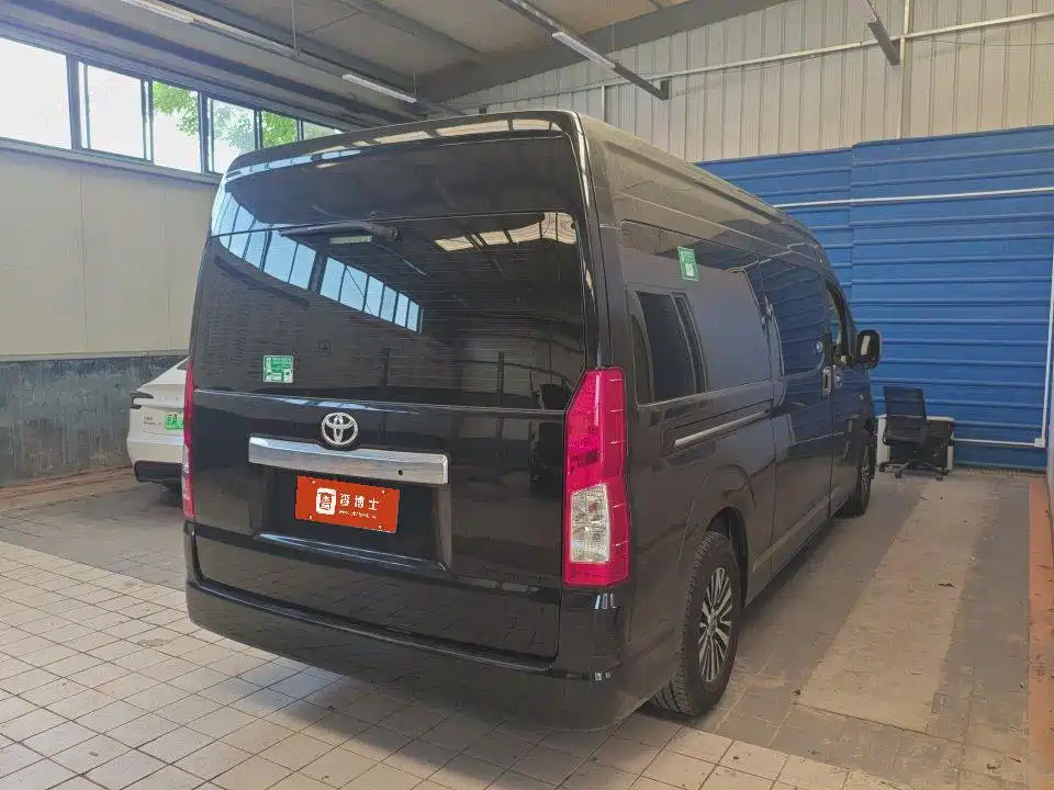 Toyota Hiace — фото 8