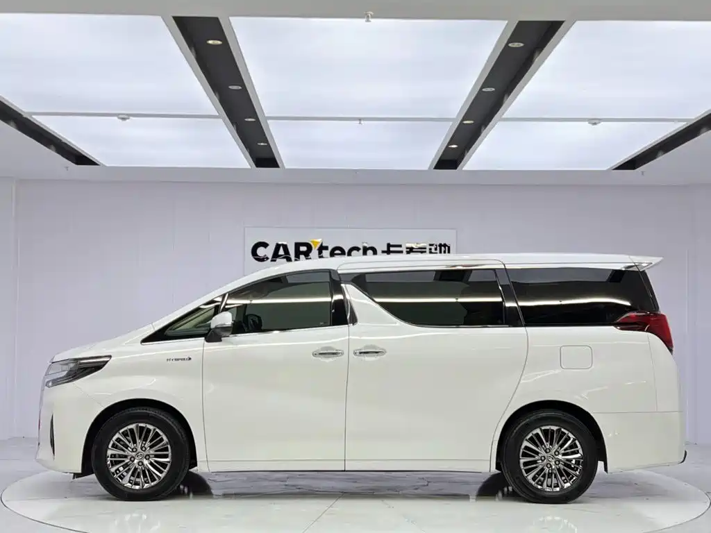 Toyota Alphard — фото 2