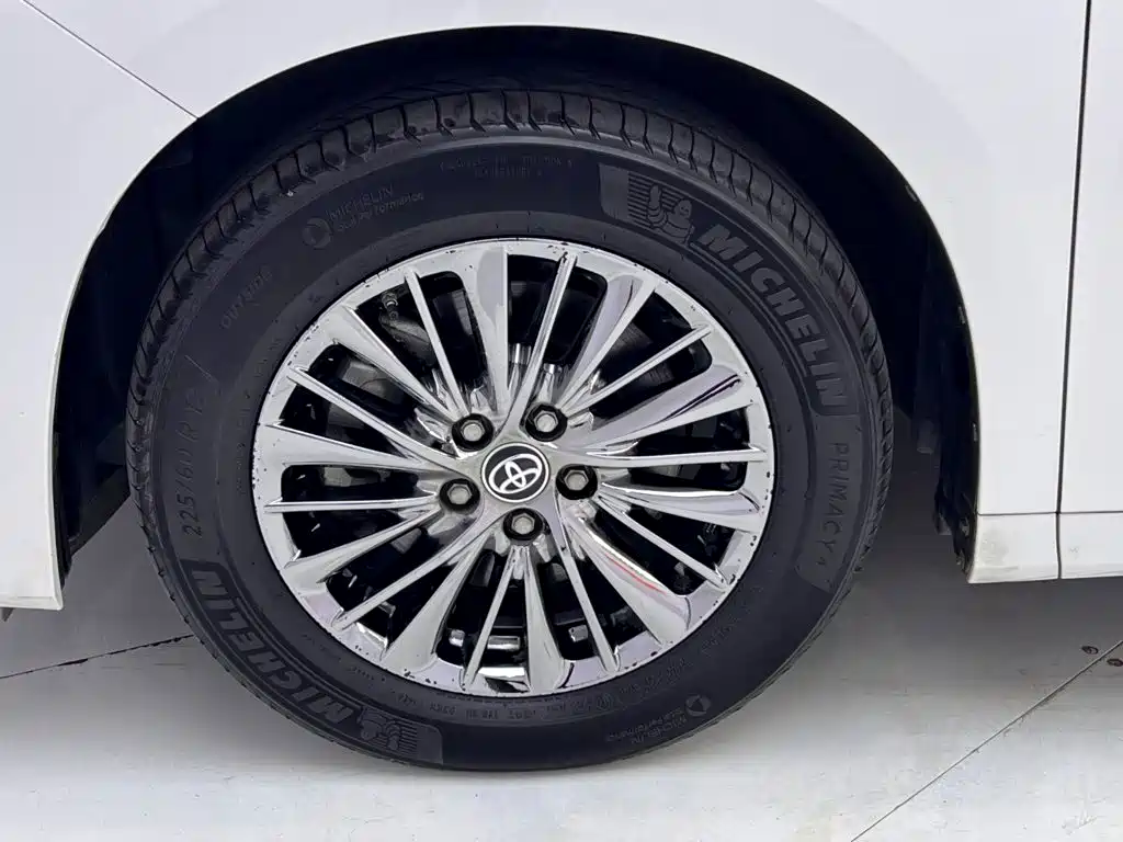 Toyota Alphard — фото 11