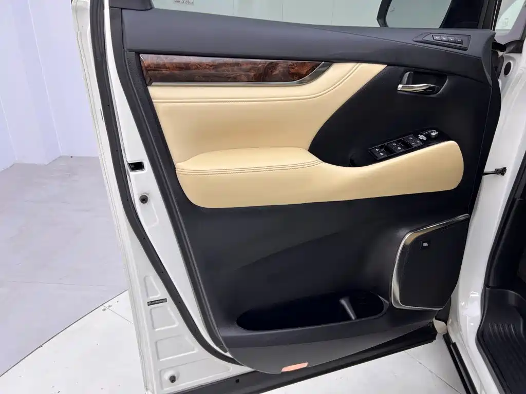 Toyota Alphard — фото 15