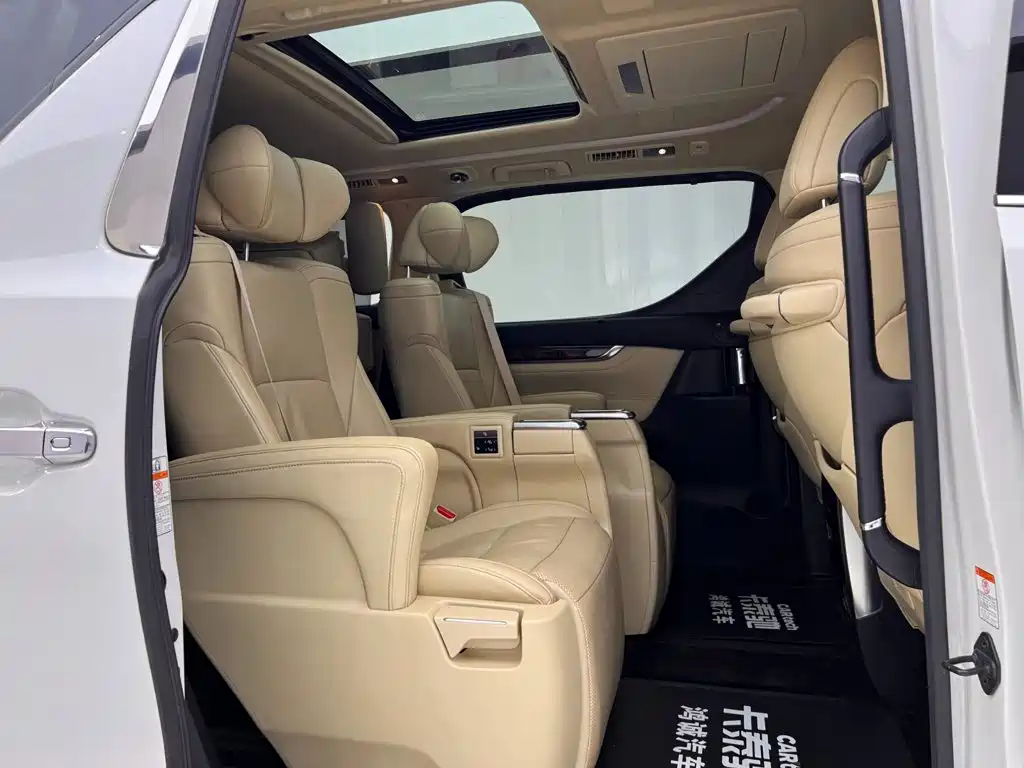 Toyota Alphard — фото 19