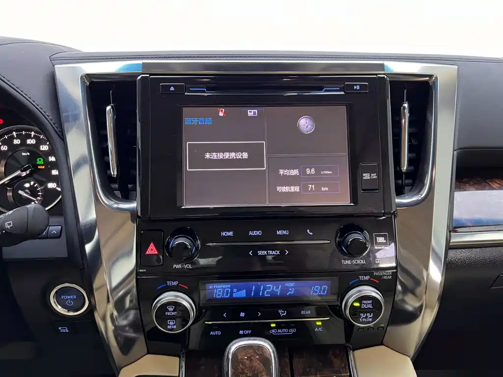 Toyota Alphard — фото 23