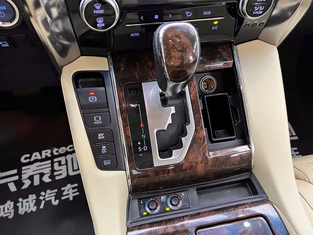 Toyota Alphard — фото 24